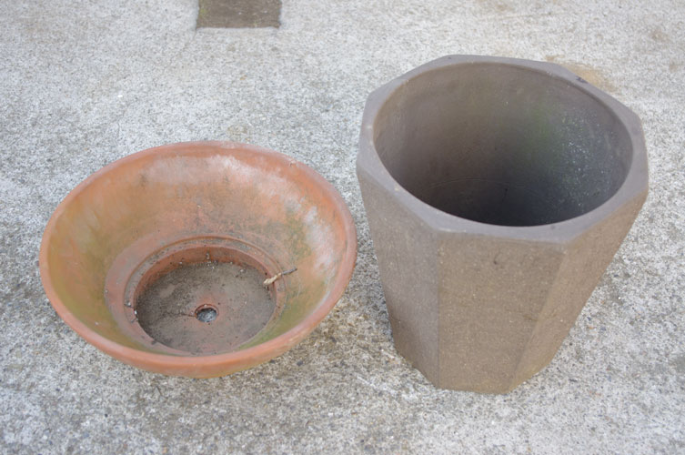 縦型の鉢（直径28ｃｍ）と杯型の鉢（直径36ｃｍ）